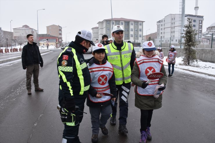 Vali Öksüz ve Öğrencilerden Trafik Uygulaması