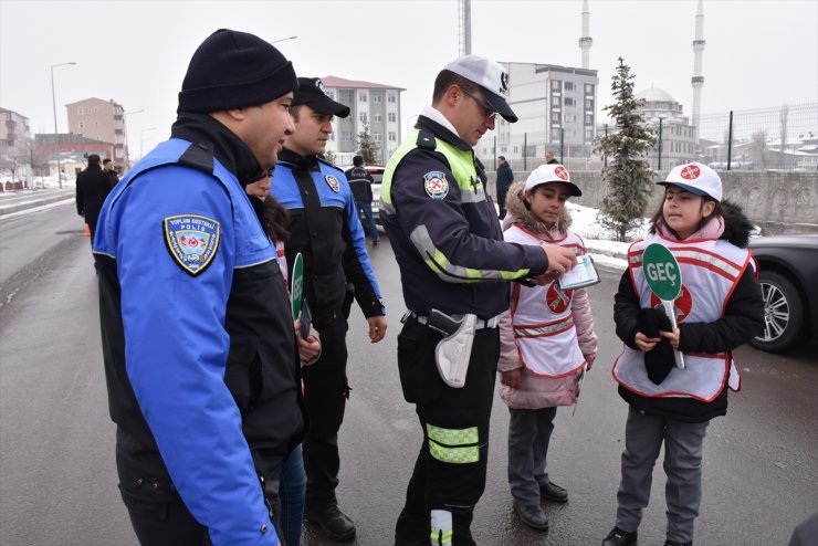 Vali Öksüz ve Öğrencilerden Trafik Uygulaması