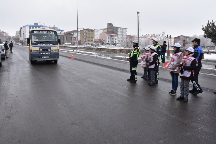 Vali Öksüz ve Öğrencilerden Trafik Uygulaması