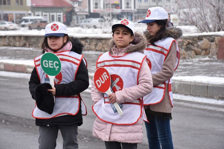 Vali Öksüz ve Öğrencilerden Trafik Uygulaması