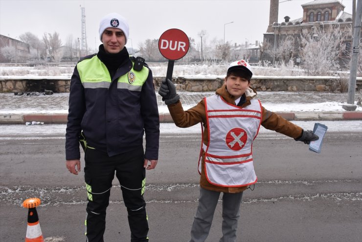 Vali Öksüz ve Öğrencilerden Trafik Uygulaması