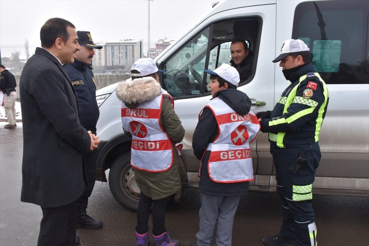 Vali Öksüz ve Öğrencilerden Trafik Uygulaması