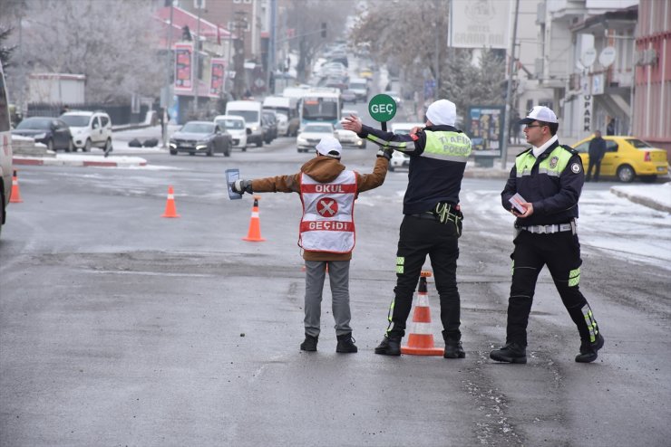 Vali Öksüz ve Öğrencilerden Trafik Uygulaması