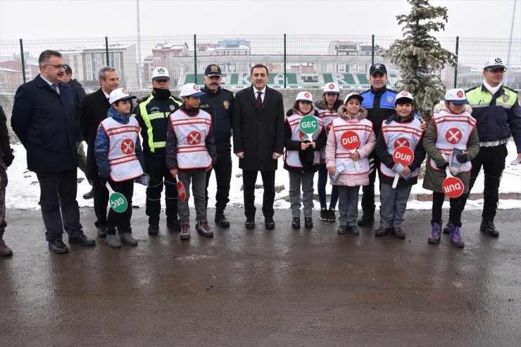 Vali Öksüz ve Öğrencilerden Trafik Uygulaması