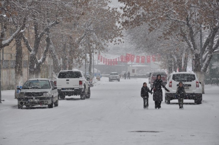 Kars’ta Kar Yağışı Devam Ediyor