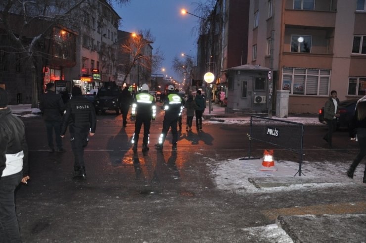 Şüpheli Çanta Polisi Alarma Geçirdi