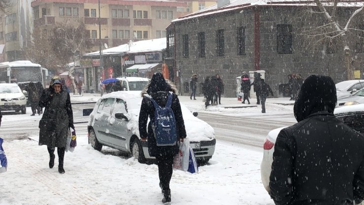 Kars’ta Kar Yağışı Etkili Oluyor