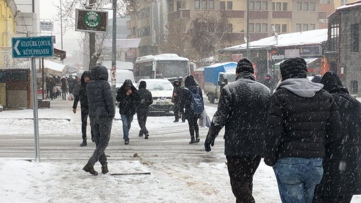 Kars’ta Kar Yağışı Etkili Oluyor