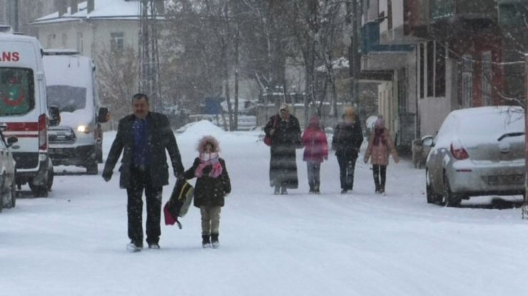 Kars’ta Kar Yağışı Devam Ediyor