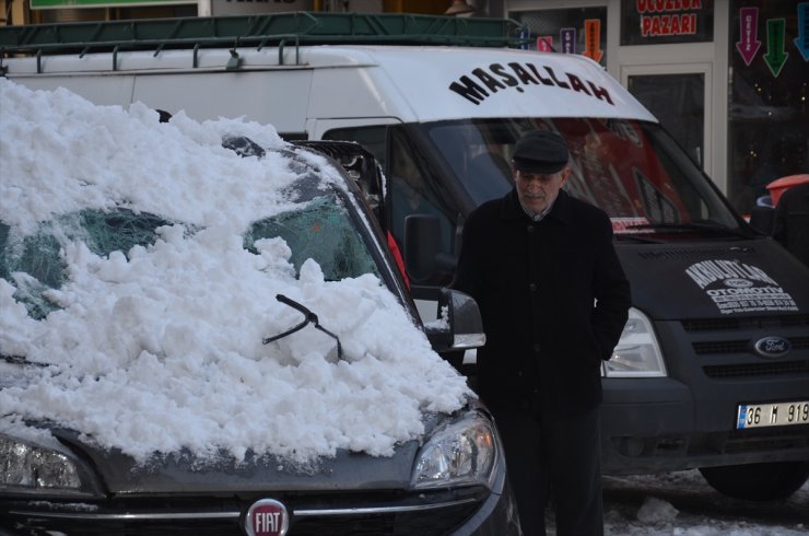 Çatıdan 'Kar ve Buz Kütlesi' Düştü