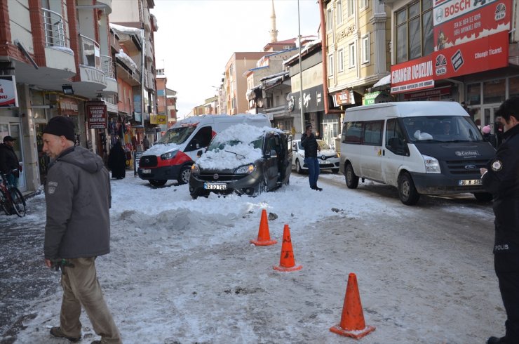 Çatıdan 'Kar ve Buz Kütlesi' Düştü