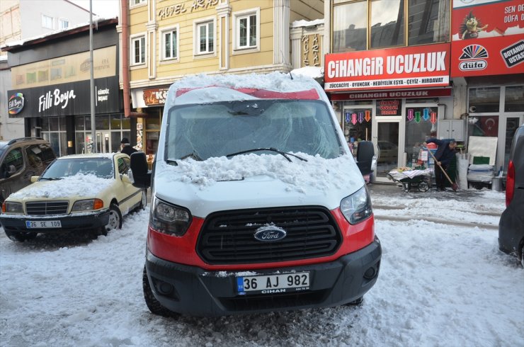 Çatıdan 'Kar ve Buz Kütlesi' Düştü