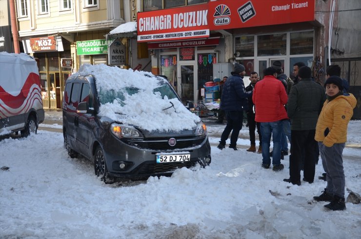 Çatıdan 'Kar ve Buz Kütlesi' Düştü