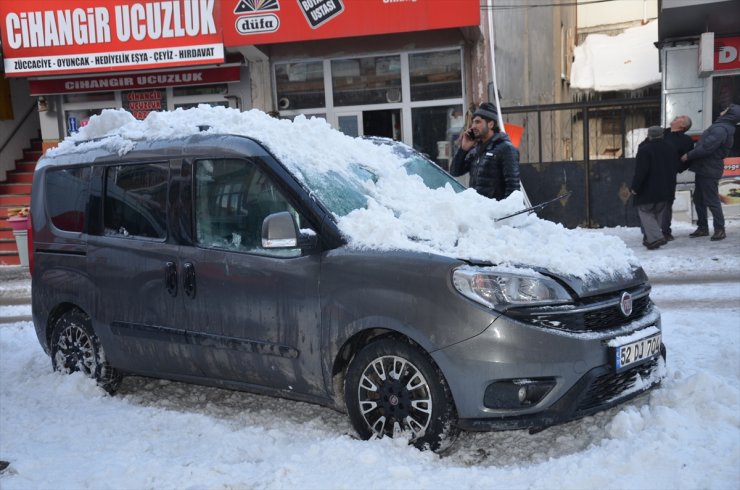 Çatıdan 'Kar ve Buz Kütlesi' Düştü