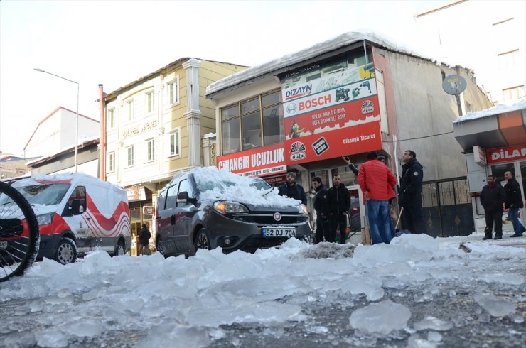 Çatıdan 'Kar ve Buz Kütlesi' Düştü