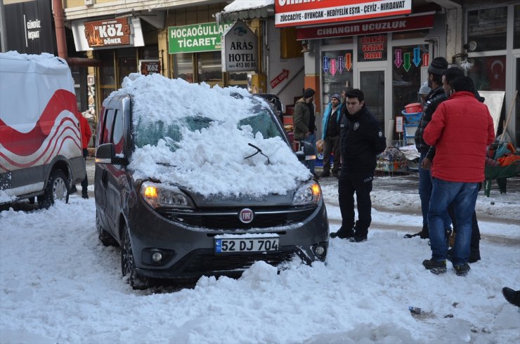 Çatıdan 'Kar ve Buz Kütlesi' Düştü