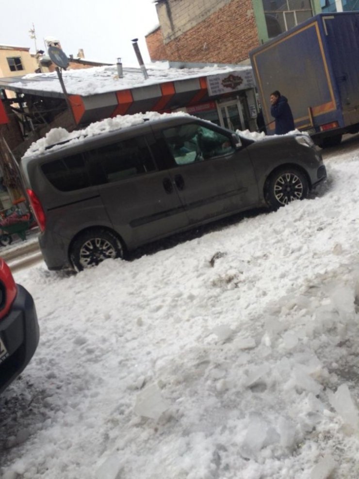 Çatıdan 'Kar ve Buz Kütlesi' Düştü