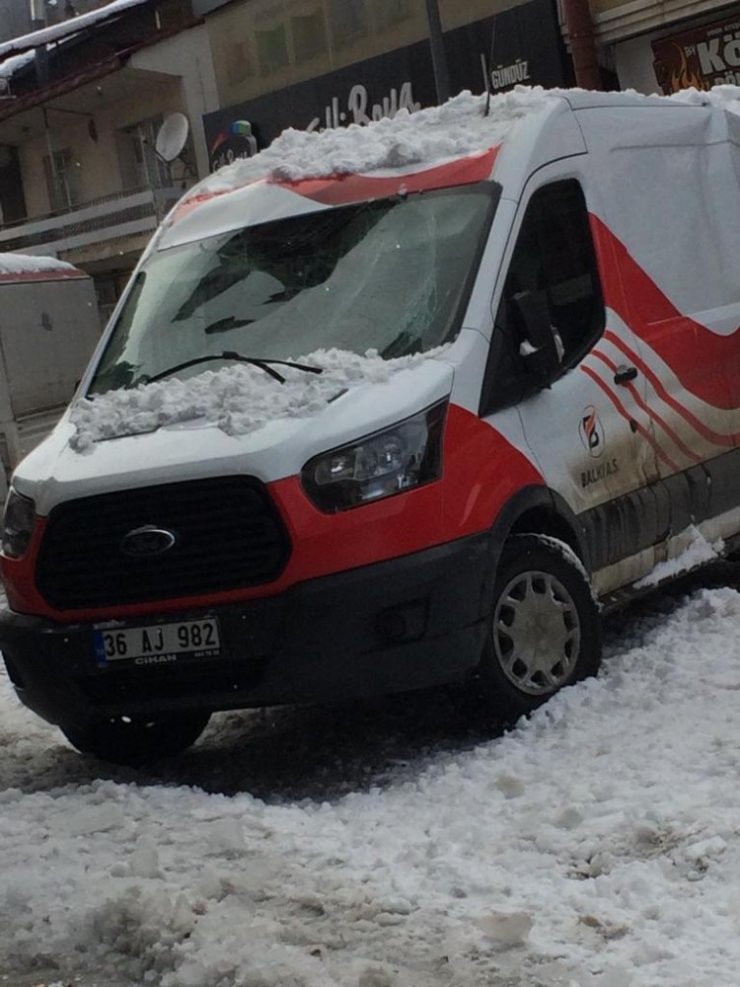 Çatıdan 'Kar ve Buz Kütlesi' Düştü