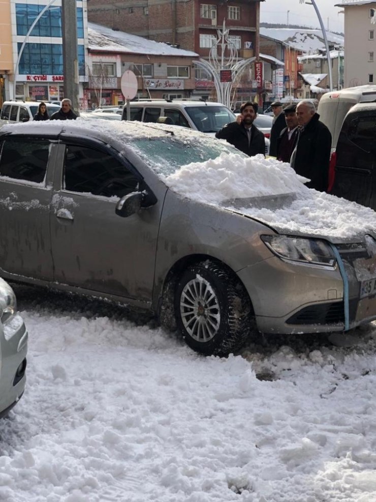 Çatıdan 'Kar ve Buz Kütlesi' Düştü