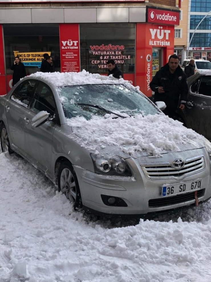 Çatıdan 'Kar ve Buz Kütlesi' Düştü