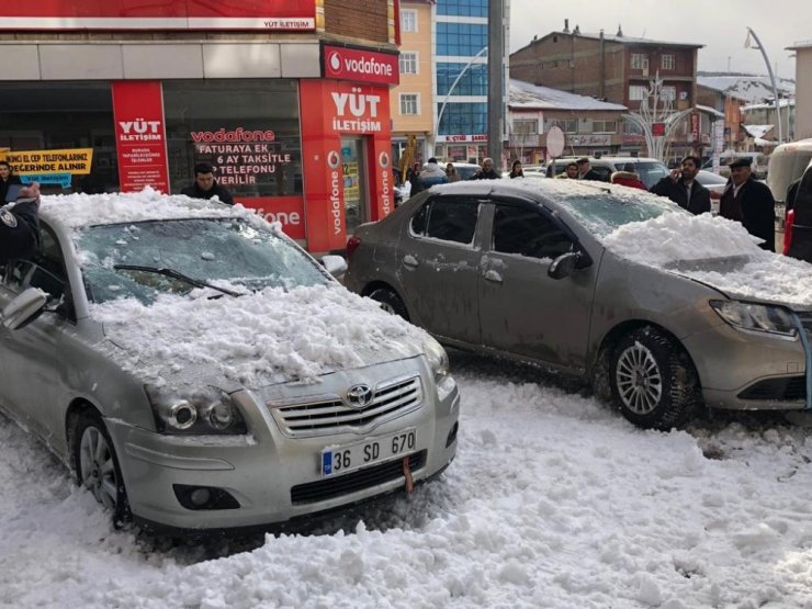 Çatıdan 'Kar ve Buz Kütlesi' Düştü