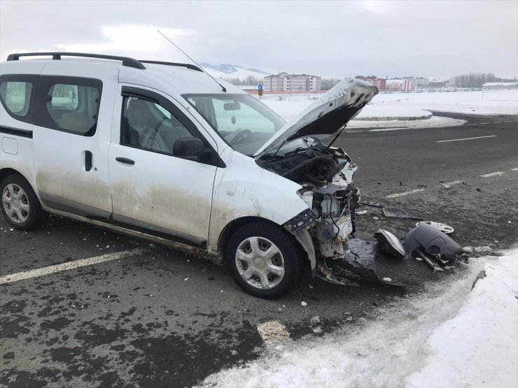 Selim’de Trafik Kazası: 2 Yaralı