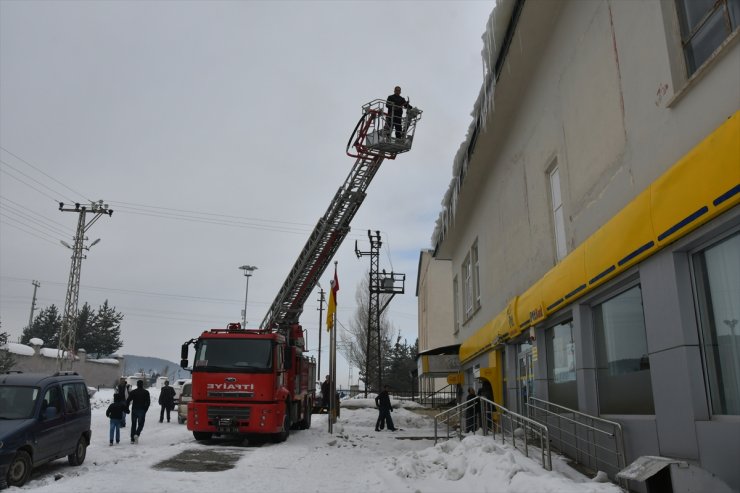 Sarıkamış'ta Buz Sarkıtları Temizleniyor