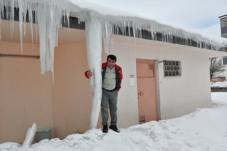 Sarıkamış'ta Buz Sarkıtları Temizleniyor