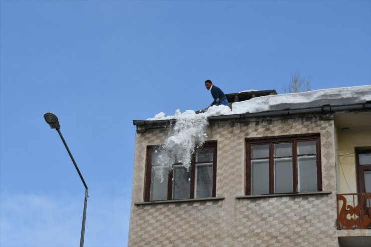 Sarıkamış'ta Buz Sarkıtları Temizleniyor