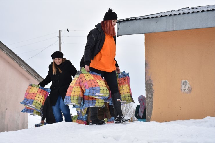 Gönüllülerden Hasancan Köyü'ne Yardım