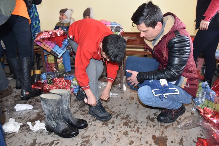 Gönüllülerden Hasancan Köyü'ne Yardım
