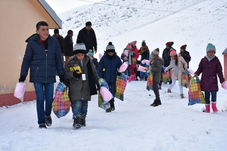 Gönüllülerden Hasancan Köyü'ne Yardım