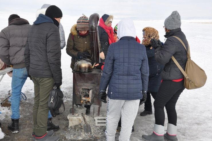 Çıldır Gölü Üzerinde Soba Yaktılar