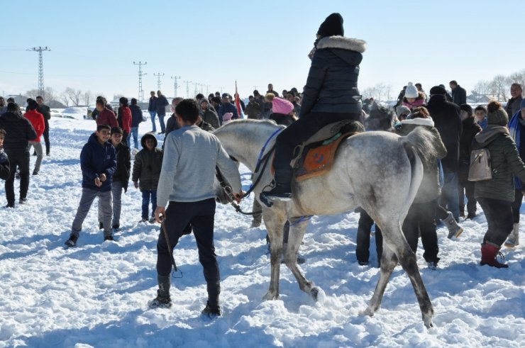 Kar Üstünde Cirit Gösterisi Nefes Kesti