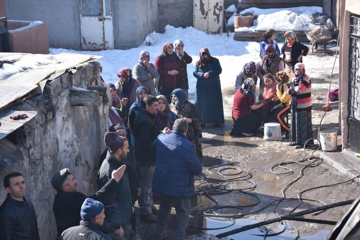 Kars'ta Tek Katlı Ev Yandı