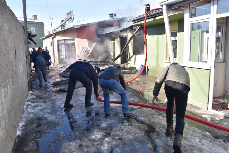 Kars'ta Tek Katlı Ev Yandı