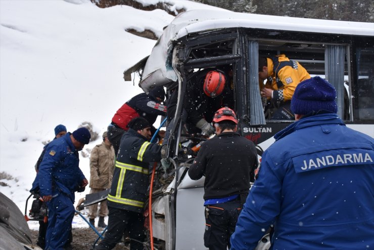 Kars'ta Trafik Kazası: 20 Yaralı