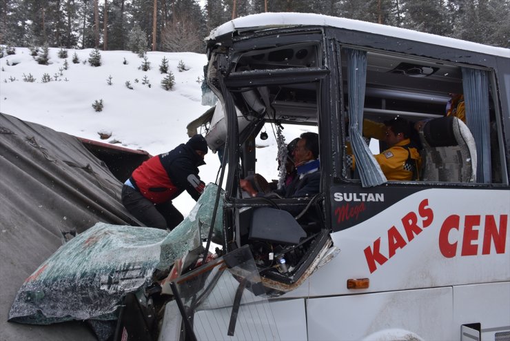 Kars'ta Trafik Kazası: 20 Yaralı