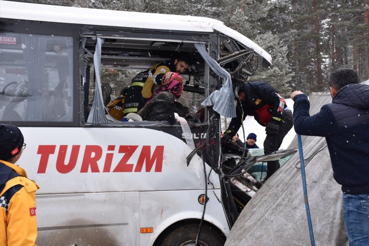 Kars'ta Trafik Kazası: 20 Yaralı