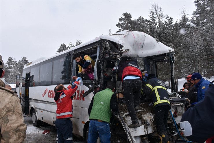 Kars'ta Trafik Kazası: 20 Yaralı