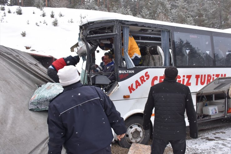 Kars'ta Trafik Kazası: 20 Yaralı