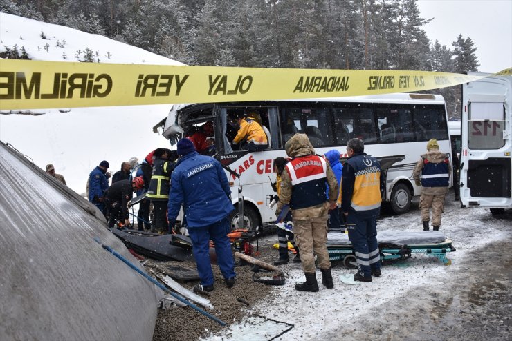 Kars'ta Trafik Kazası: 20 Yaralı