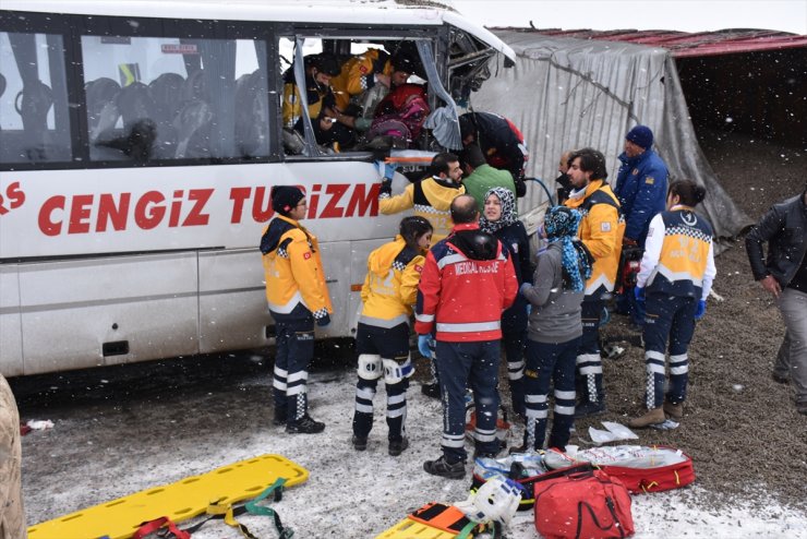 Kars'ta Trafik Kazası: 20 Yaralı