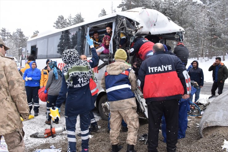 Kars'ta Trafik Kazası: 20 Yaralı