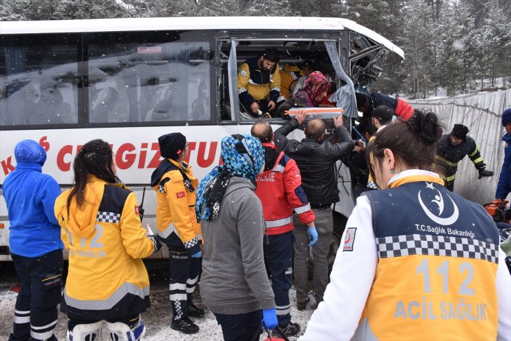 Kars'ta Trafik Kazası: 20 Yaralı