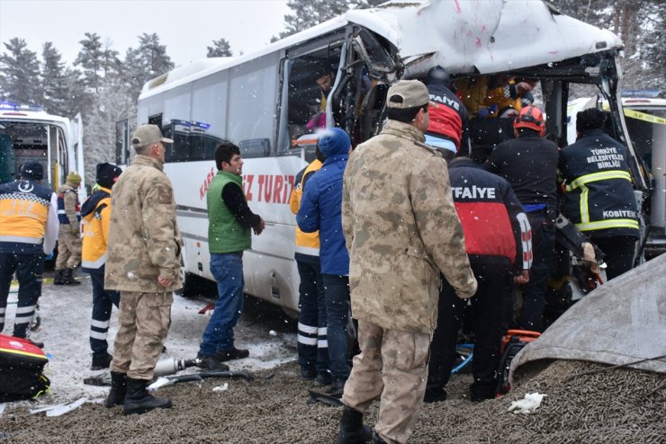 Kars'ta Trafik Kazası: 20 Yaralı