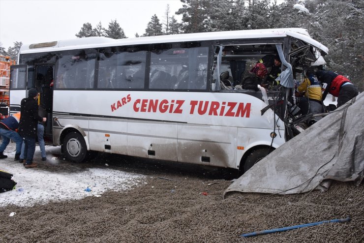 Kars'ta Trafik Kazası: 20 Yaralı