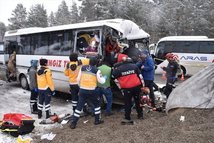 Kars'ta Trafik Kazası: 20 Yaralı