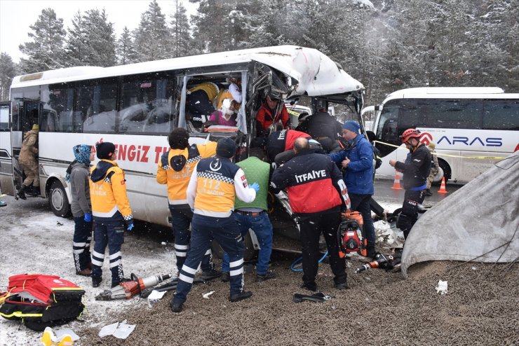 Kars'ta Trafik Kazası: 20 Yaralı