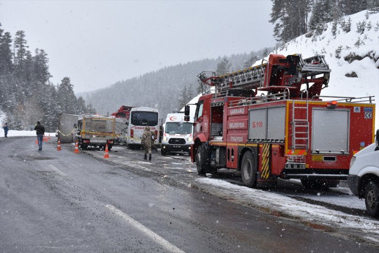 Kars'ta Trafik Kazası: 20 Yaralı